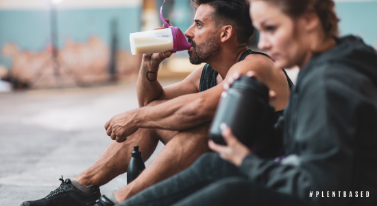 Atleten die maaltijdvervangende shakes drinken